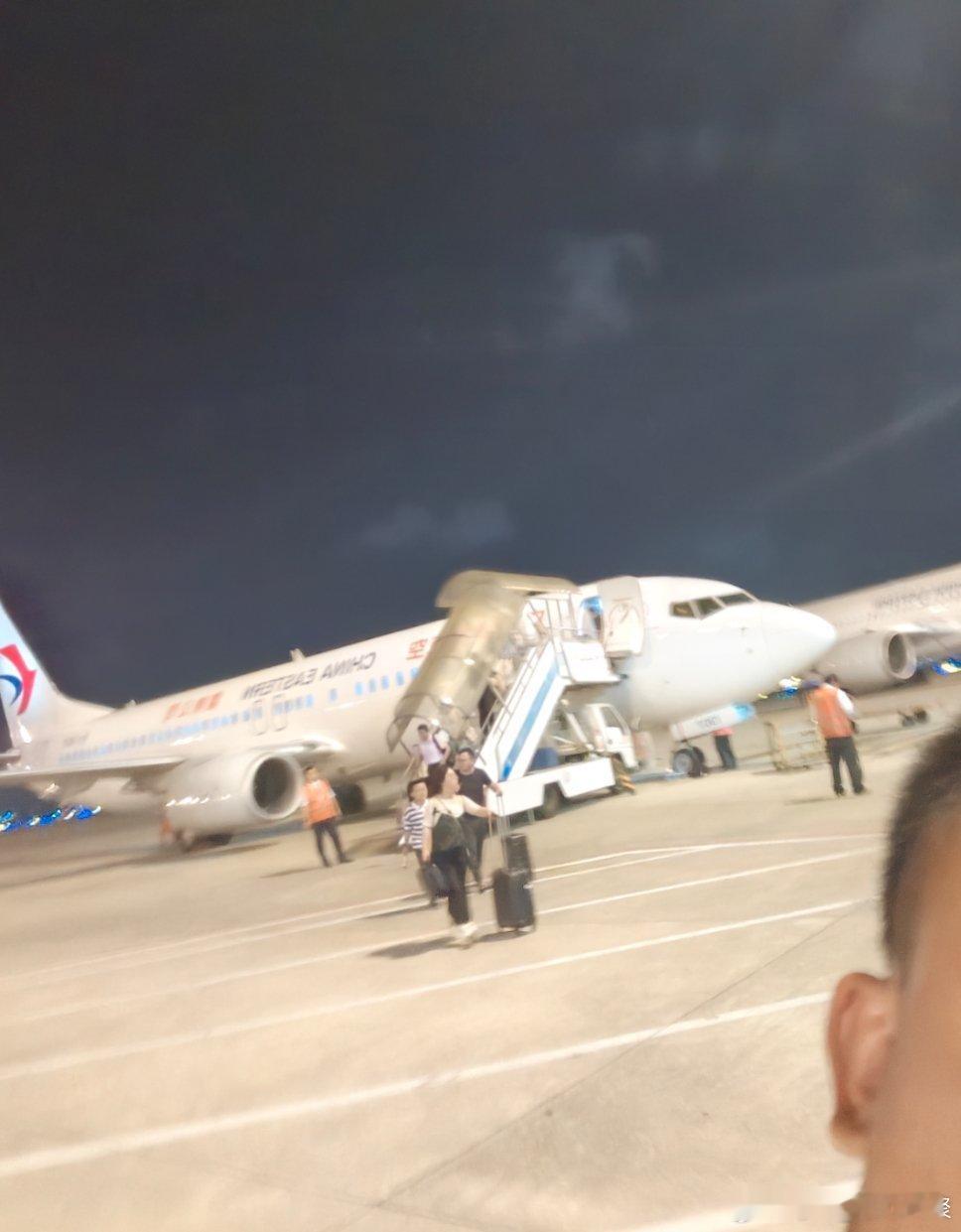 老马在路上 赶在大雨后还是到了！ ​​​