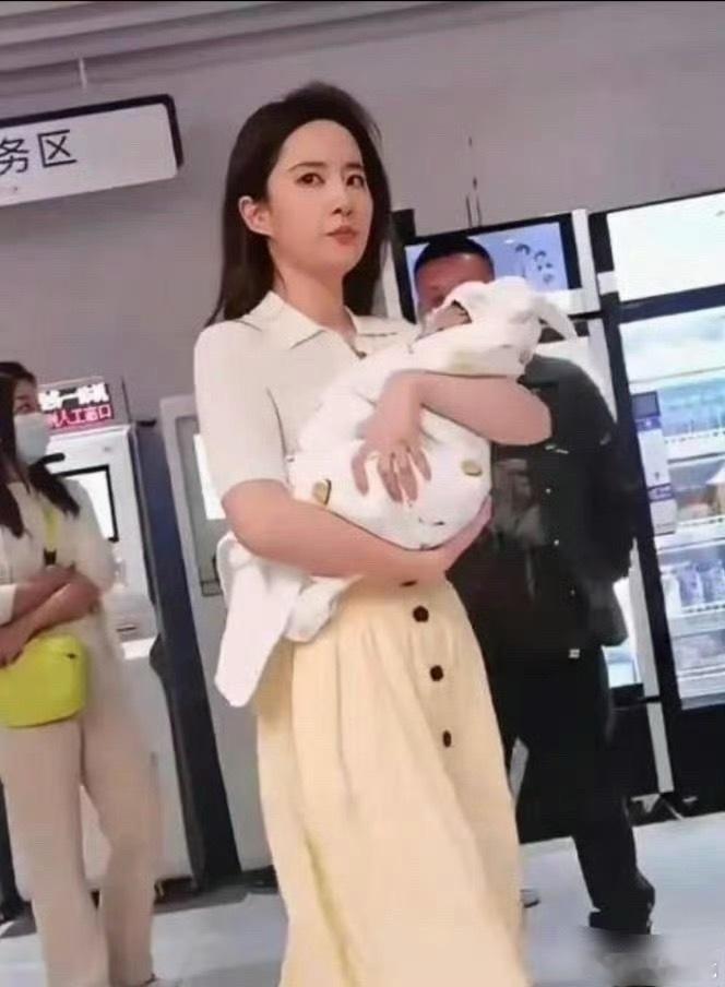 刘亦菲抱孩子的样子不像演的