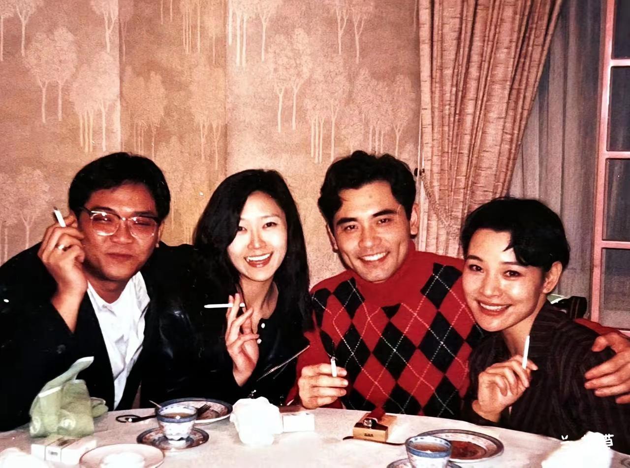 电影《红玫瑰与白玫瑰》于1994年陆续在大陆、香港及台湾上映。
这是导演关锦鹏和