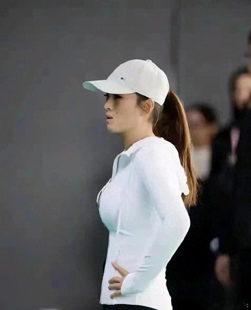 59岁巩俐状态巩俐身着运动服态如少女 近日，59岁巩俐被路人偶遇。照片中她身穿运