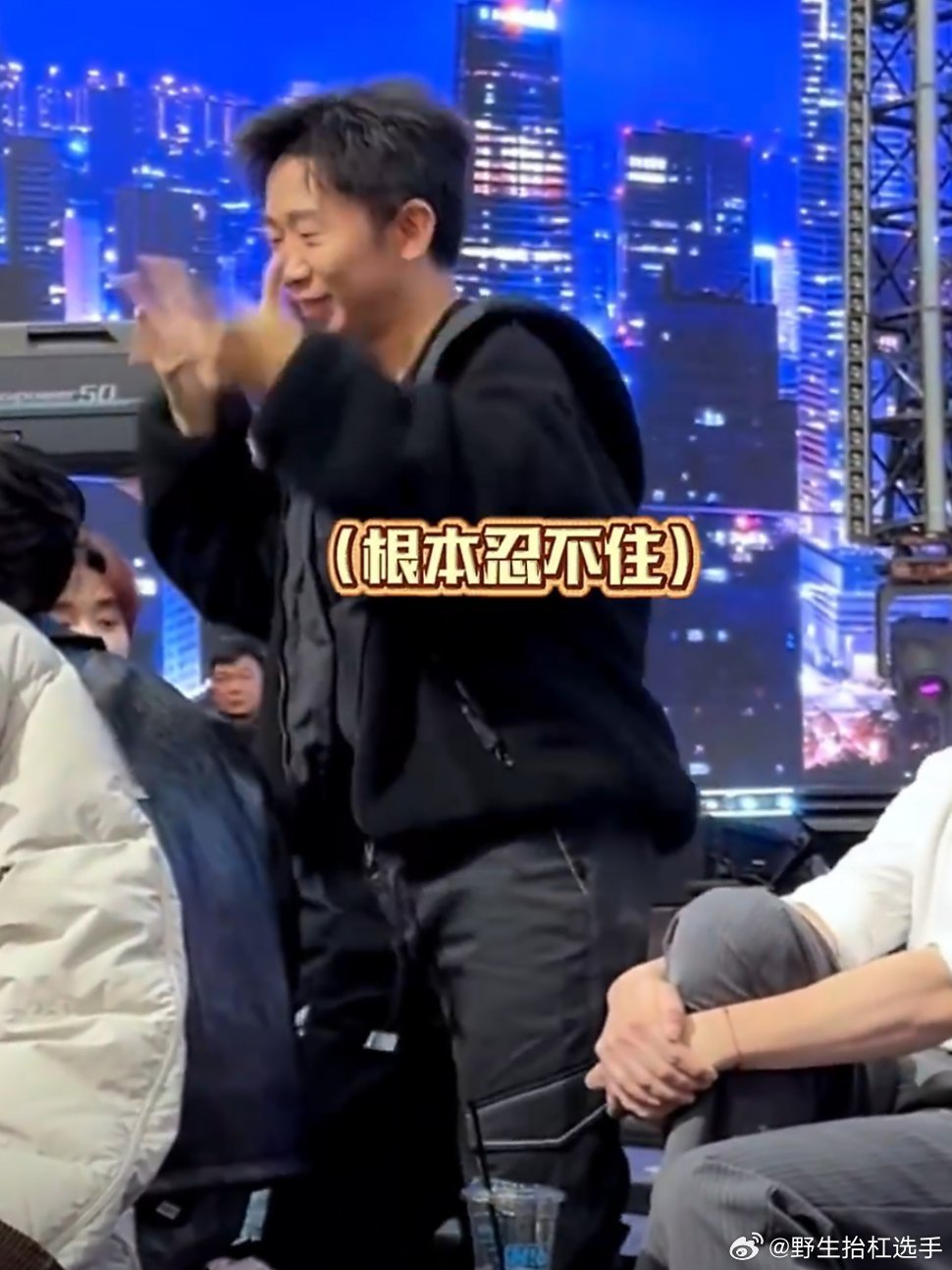 依赖摇是杨迪的舞蹈开关杨迪一听到《依赖摇》瞬间开启舞蹈模式，浑身都是戏，这歌是杨