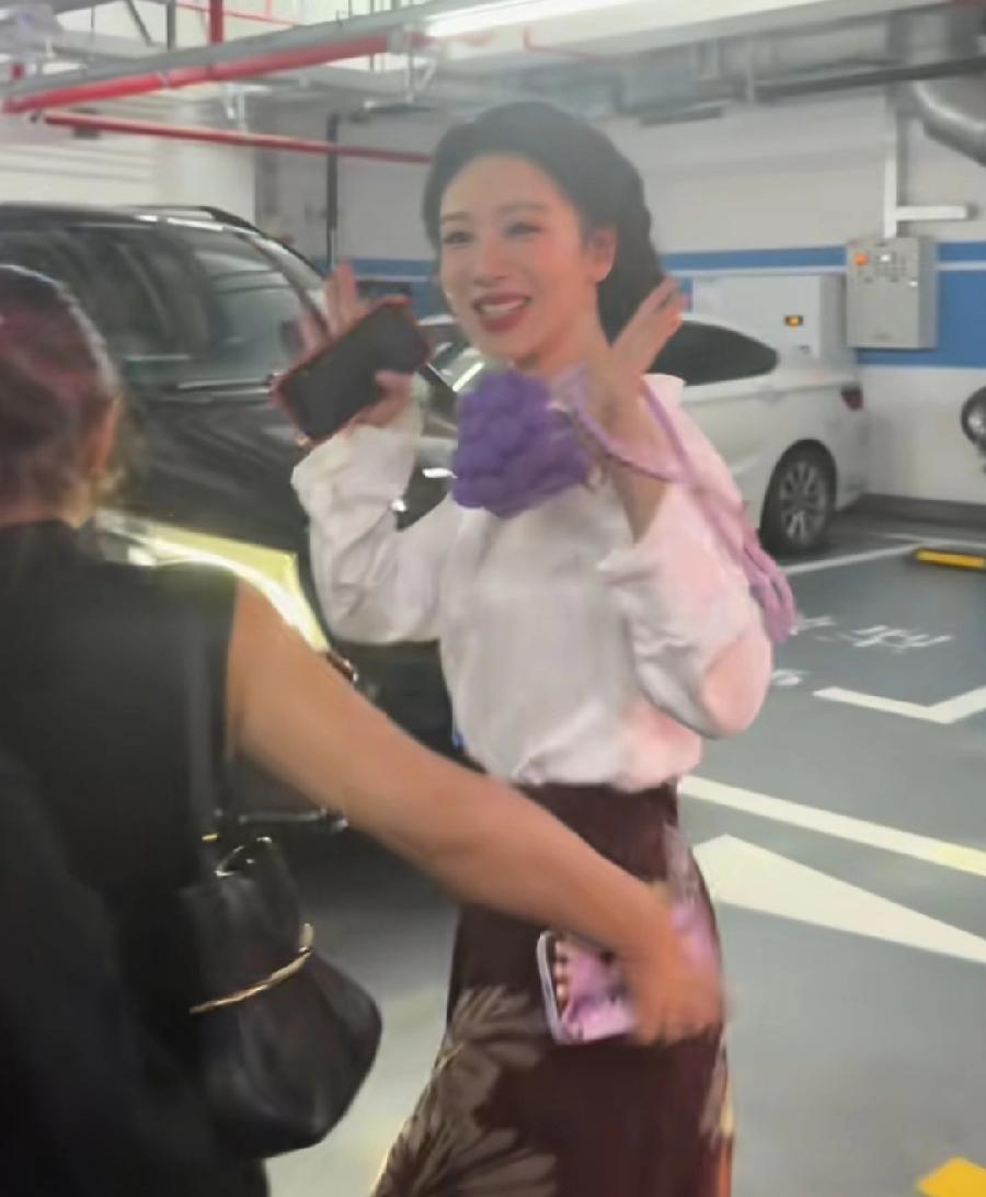杨紫拿奖后，地下车库乘车离开。换上了一身轻便的衣服，白衬衫、束腰马面裙，看着干净