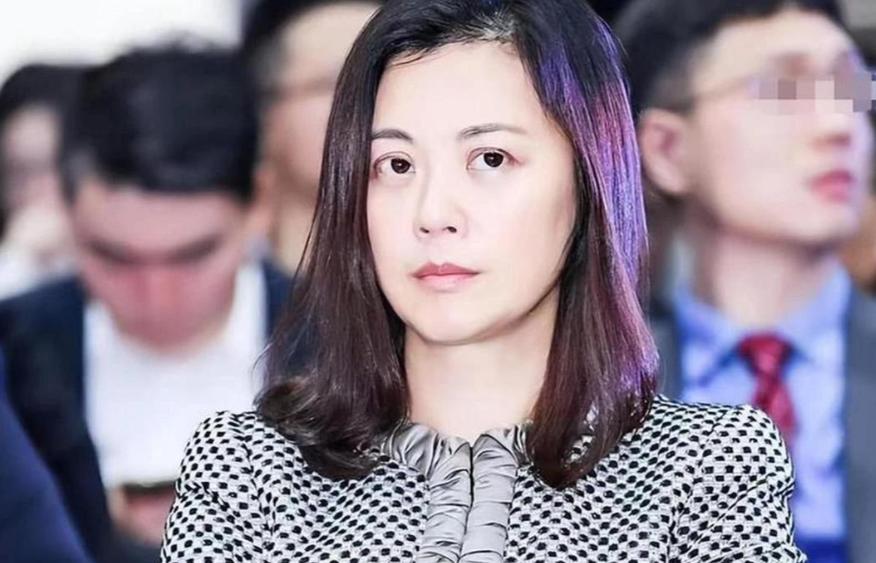 [浮云]“我愿意放弃中国国籍，自愿加入英国！”2004年，央视美女主持姜丰嫁给英