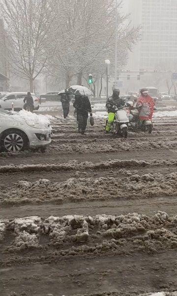 下雪时，整个世界仿佛被一层洁白的雪花覆盖，这种景象不仅美丽而且纯净。雪花飘落的轻