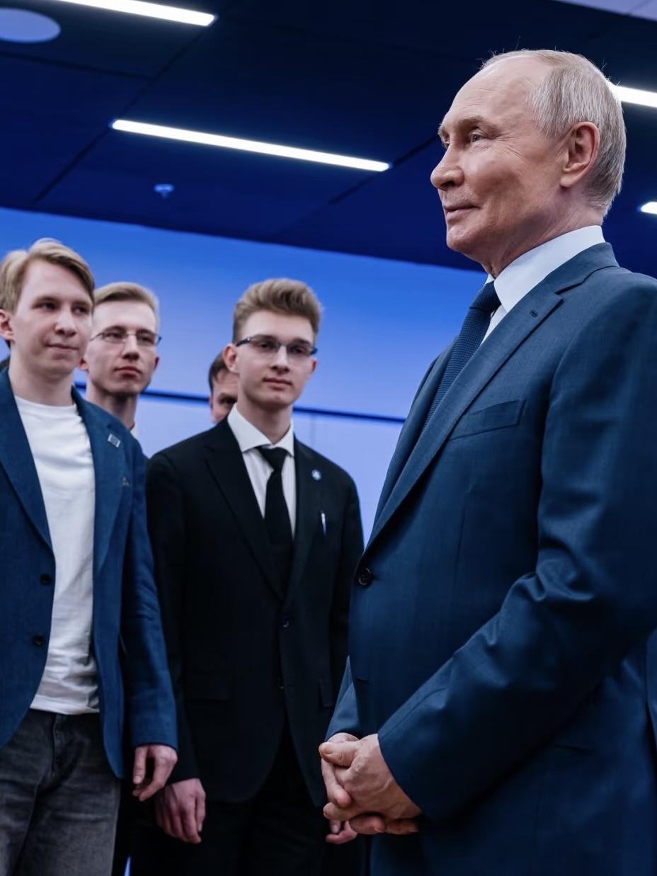 就在刚刚：

12月22日，普京背手而立，与刚从日本赶来的哈萨克斯坦总统、吉尔吉