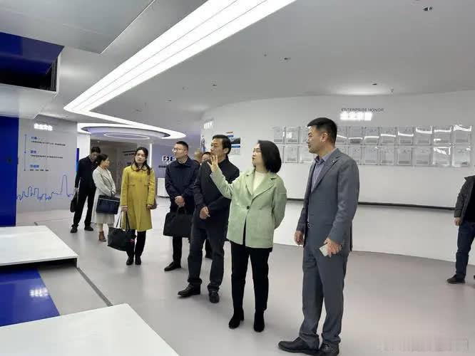 全世界没料到，美国动作真快，没踩中东坑，反而一招洗空30万亿债 38万亿的美国国