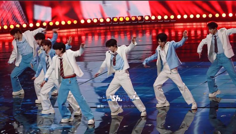 时代少年团发财摇好洗脑 循环播放一整天！少年们的发财摇，马嘉祺撒红包太帅，全员配