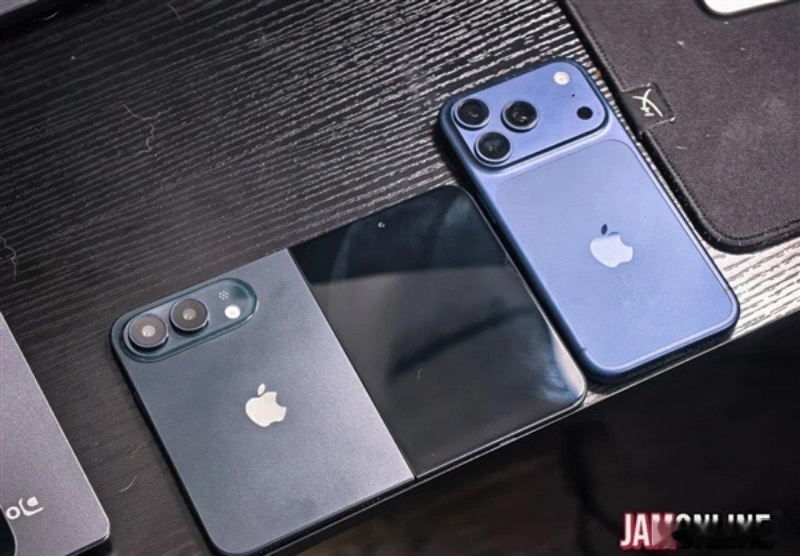 iPhoneUltra黑色机模首折叠板上钉钉，预计会命iPhone Ultr。黑