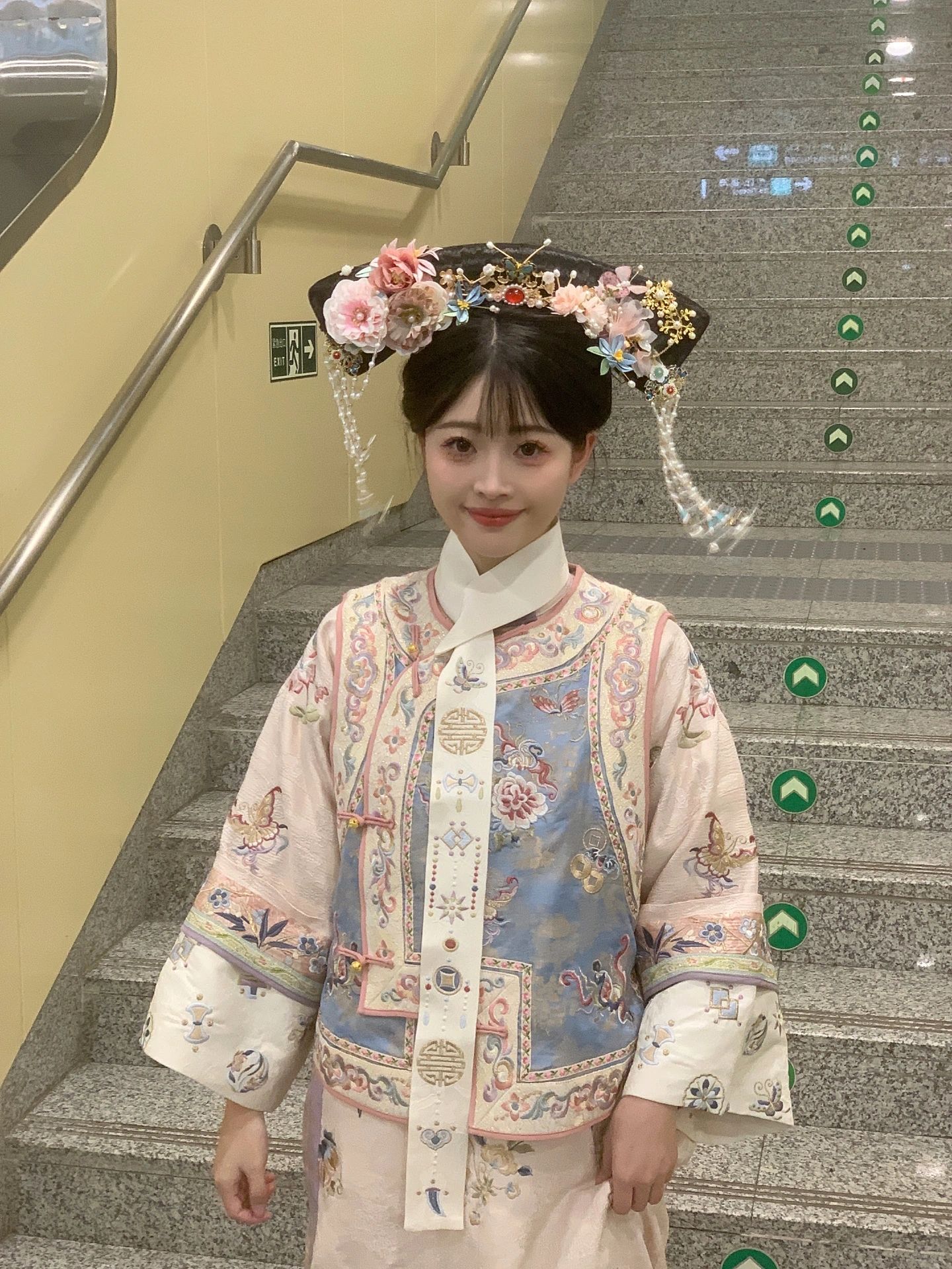 第一次穿越还不太会坐地铁的格格驾到！