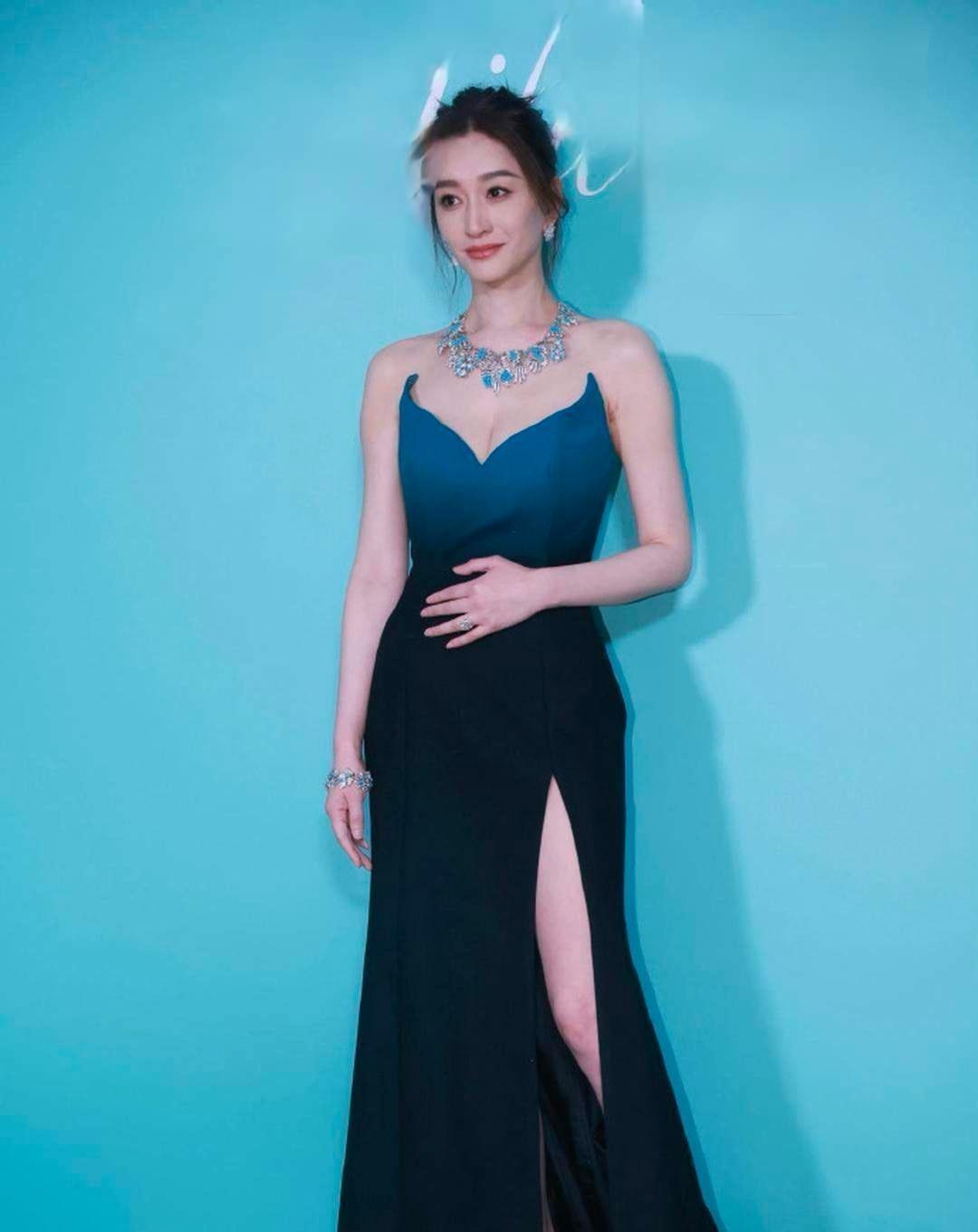 1. 网上曾有关于李小冉性取向的猜测，也有人认为她和一些女性友人的互动是在炒作。