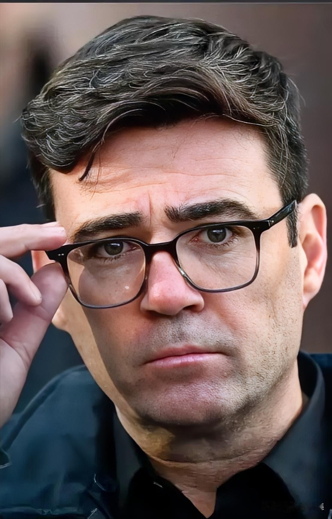 下一任英国首相长这个样子。今年56岁的安迪·伯纳姆，是目前英国工党里最有希望接任