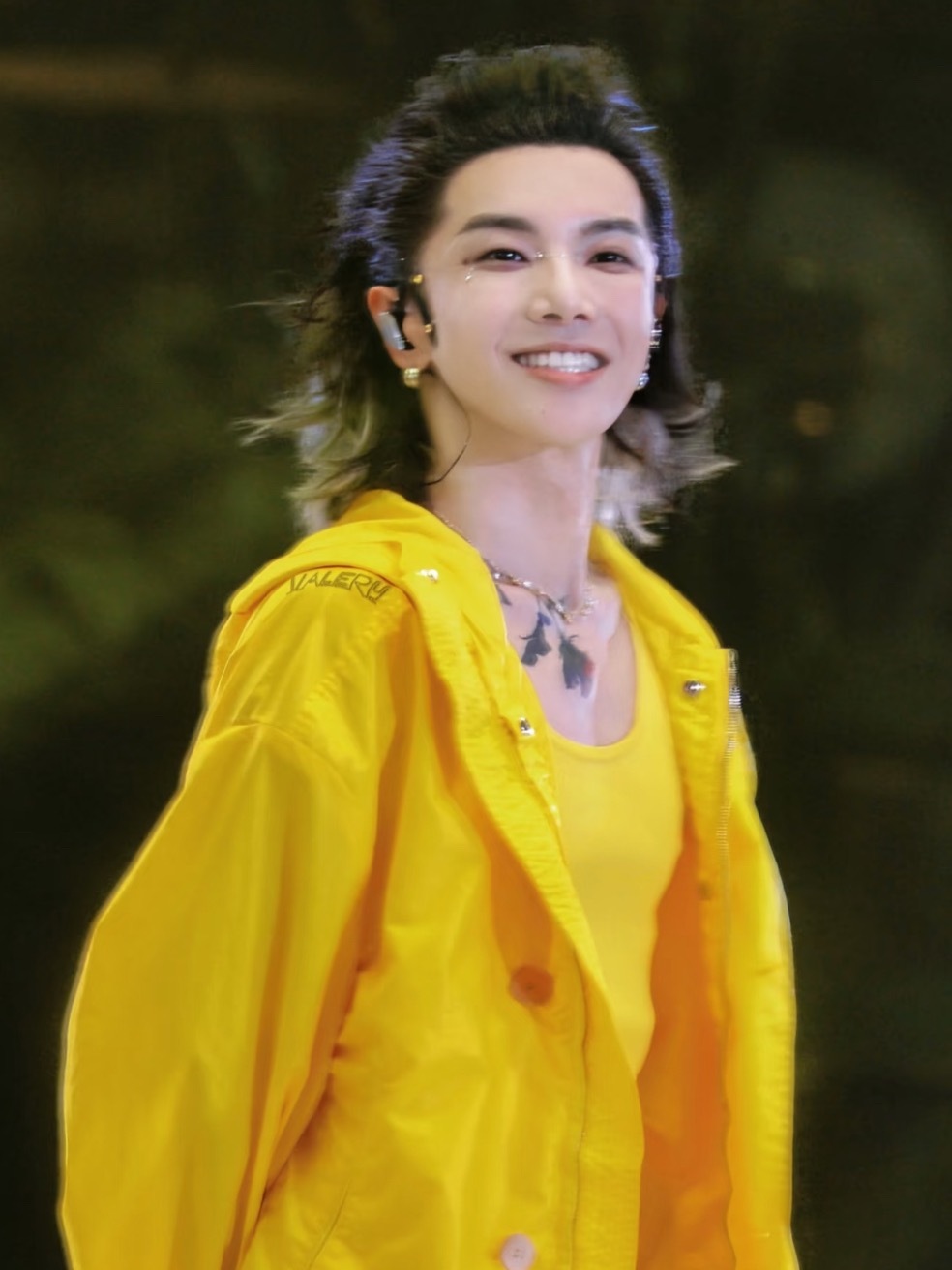 华晨宇今天是黄油蜂蜜面包吧华晨宇你今天这是什么黄油蜜蜂小面包啊，好可爱的穿搭，期