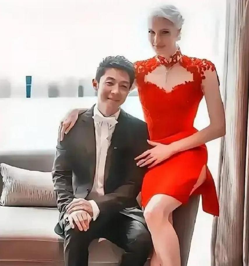 八年前，亿万豪门千金李白执意要嫁给撒贝宁，而与父亲决裂，八年后，李白终于明白，自