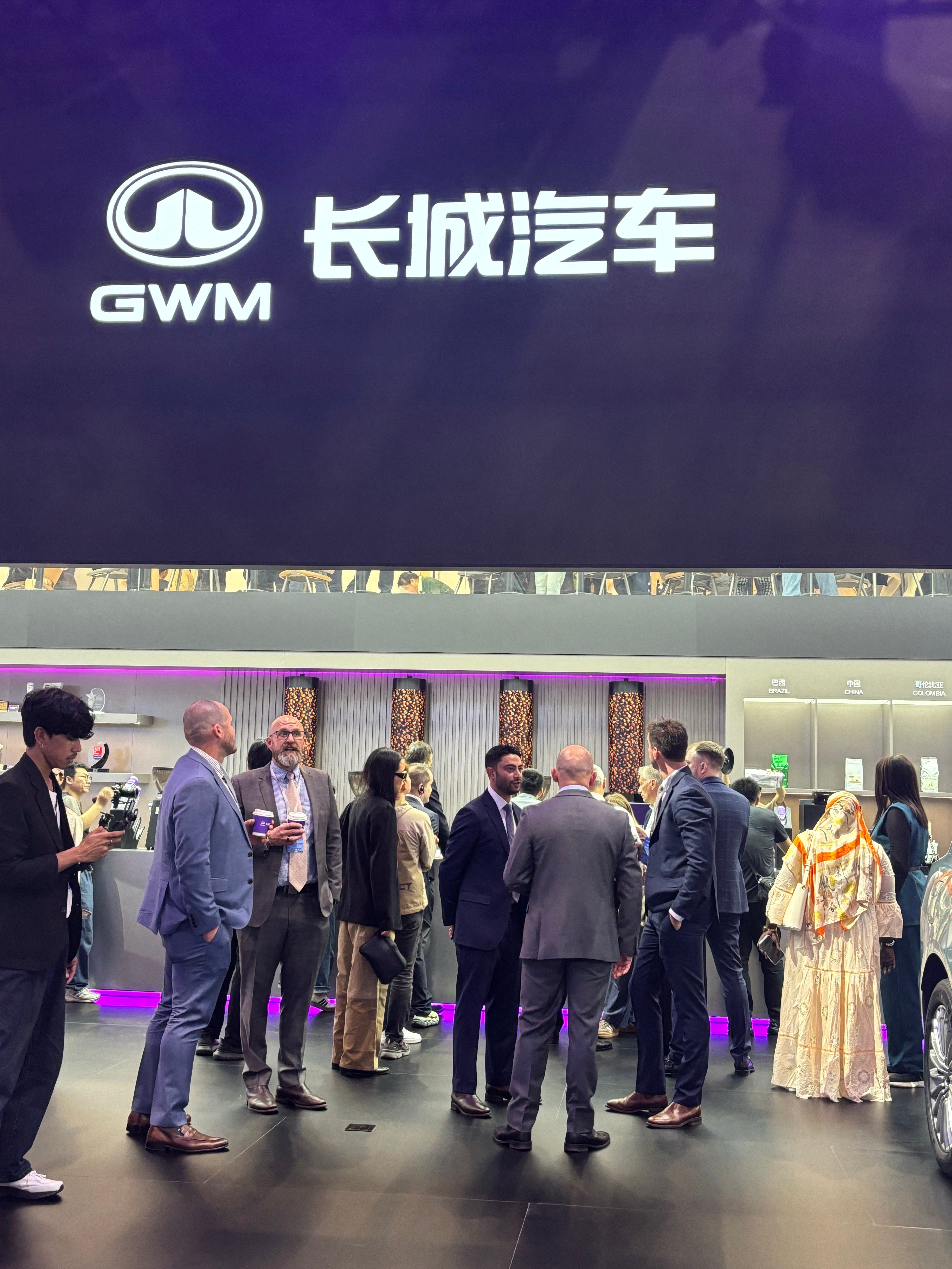 长城不愧在出口名单里名列前茅，海外知名度这一块还是可以的。现场这么多老外，整的我