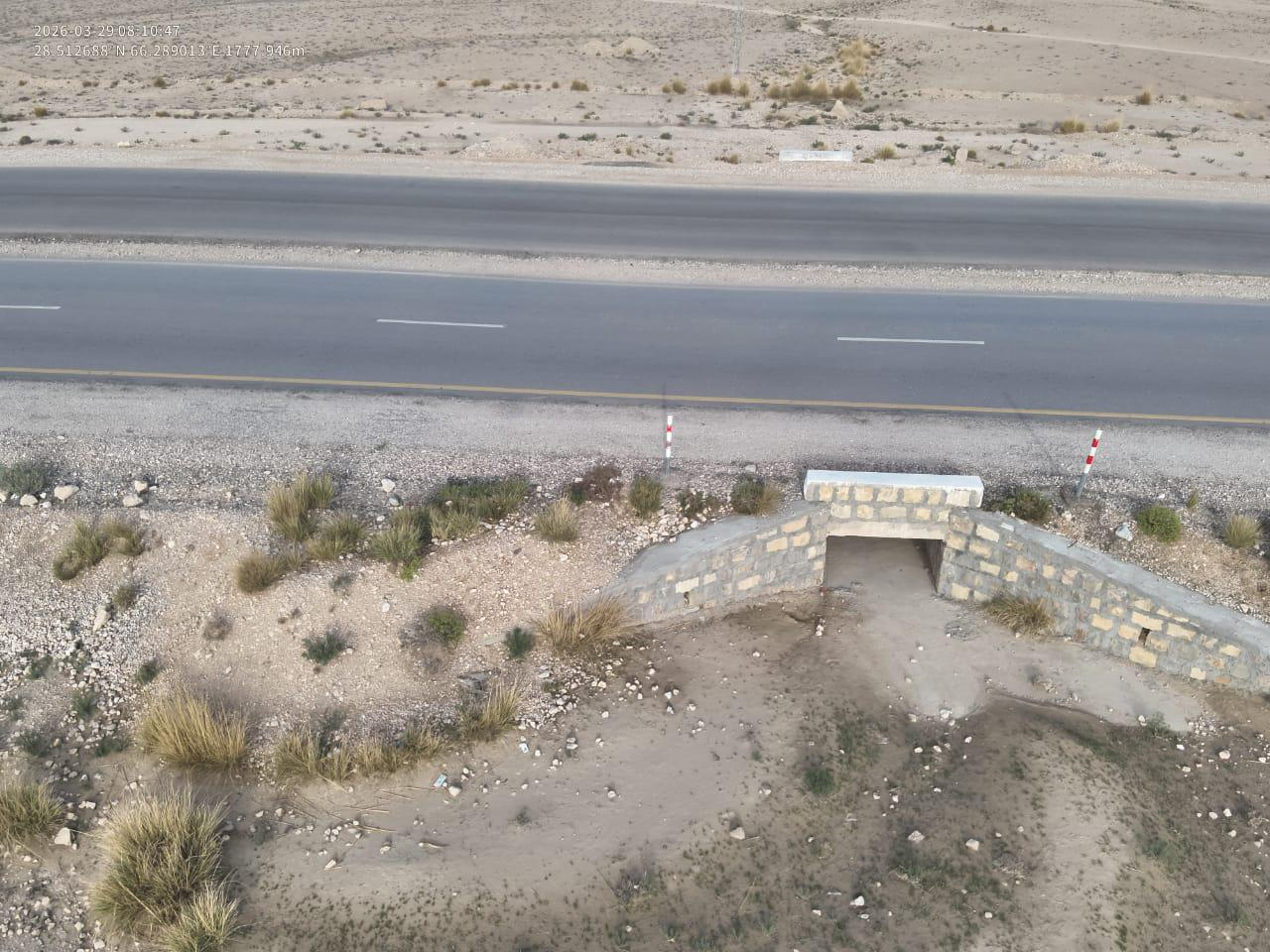 巴基斯坦拆弹部队在俾路支省索拉布区古尔古特海关检查站附近的一座桥下，缴获并拆除了