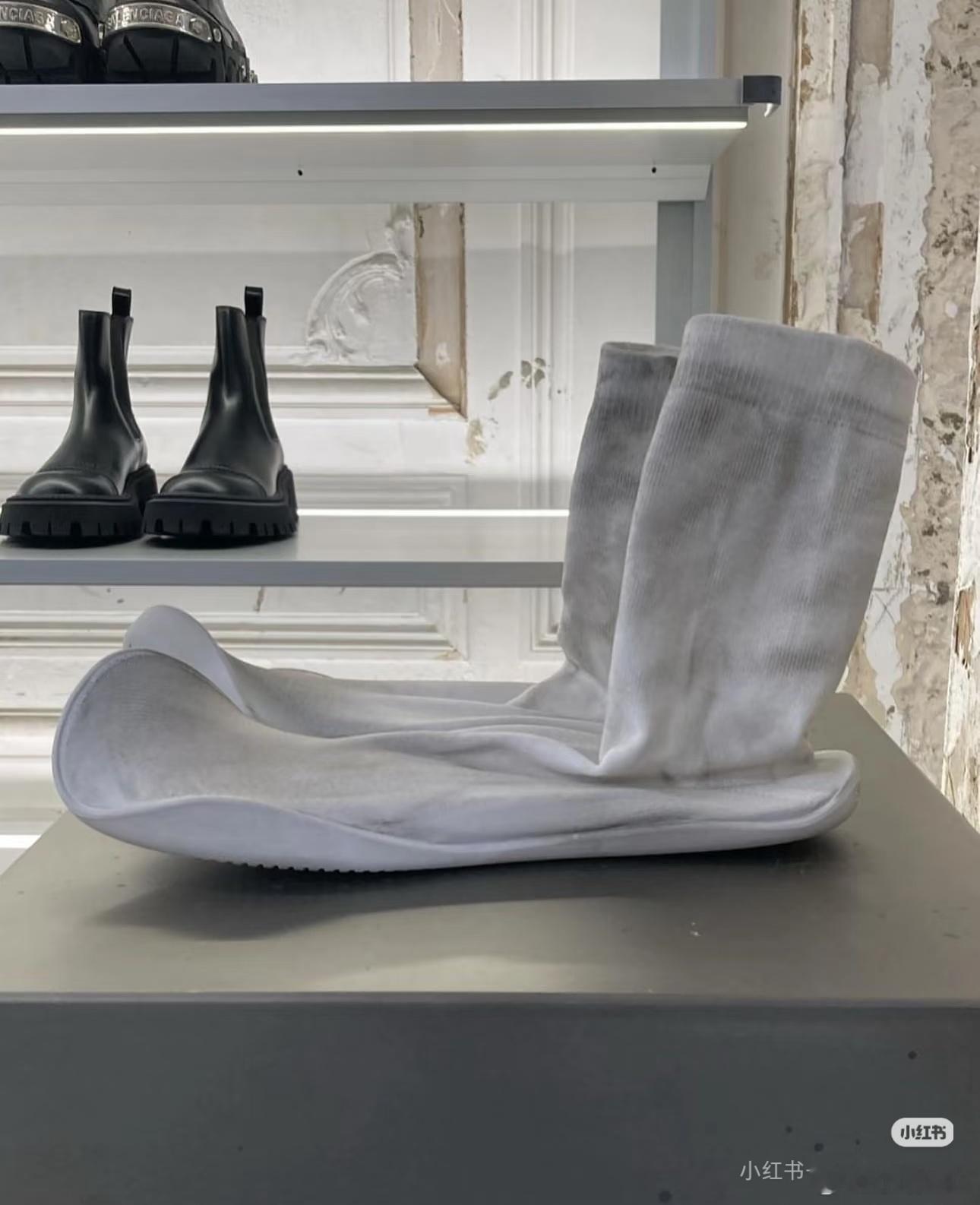 香奈儿发布无底绑带鞋被吐槽抽象没关系 刚好搭配上巴黎世家的袜子鞋绝配