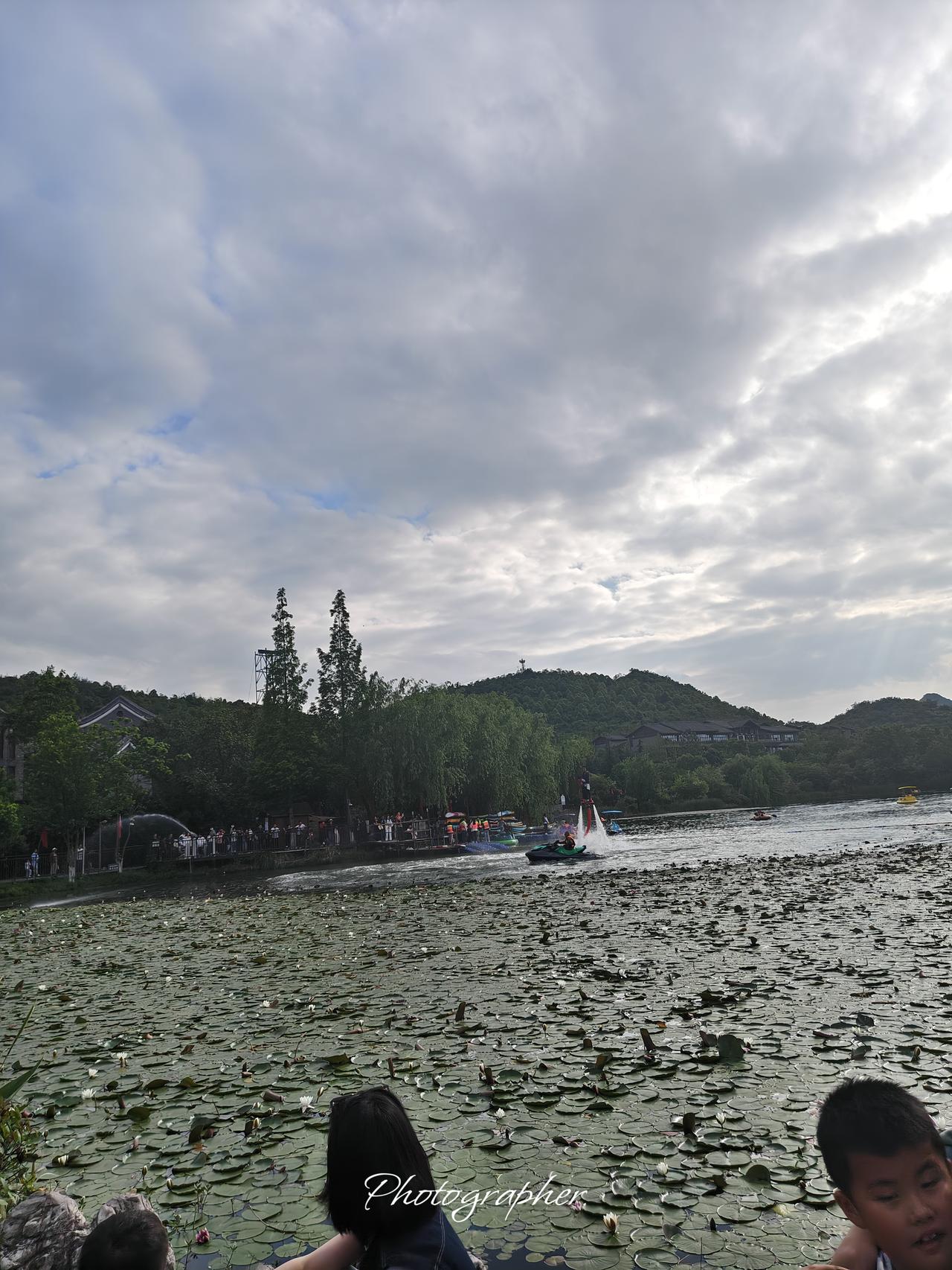 夏日湖畔，荷叶田田，游人如织，快意人生。
