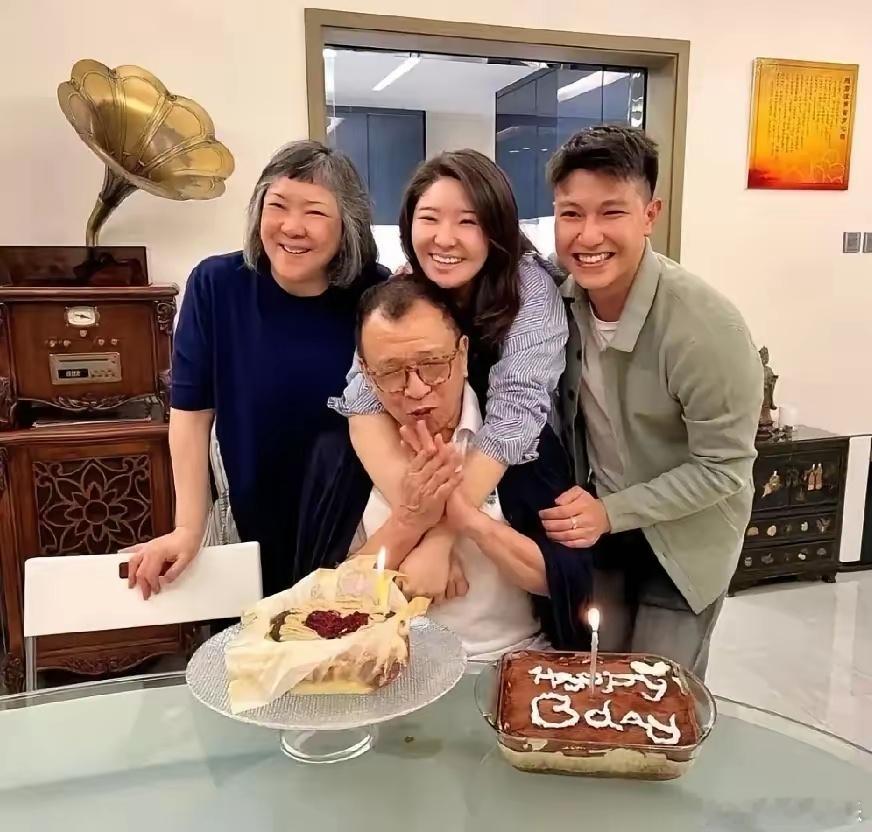 许绍雄的婚姻让所有人明白了一件事那就是找老婆不一定要找漂亮的，也不一定找头婚的，