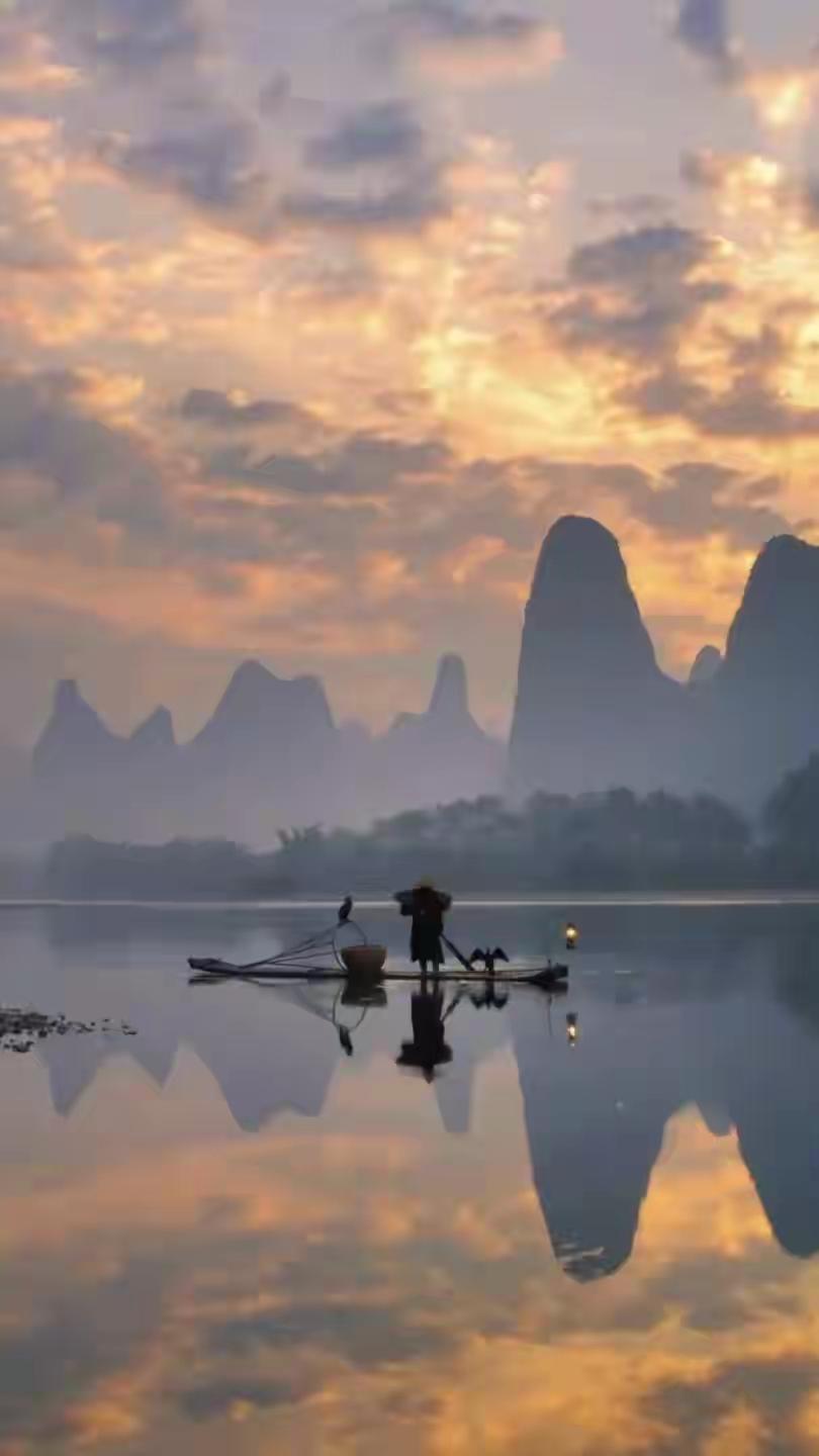 不愧是桂林山水甲天下

四五月的桂林正值春季，雨水丰沛，山水间云雾缭绕，是欣赏“