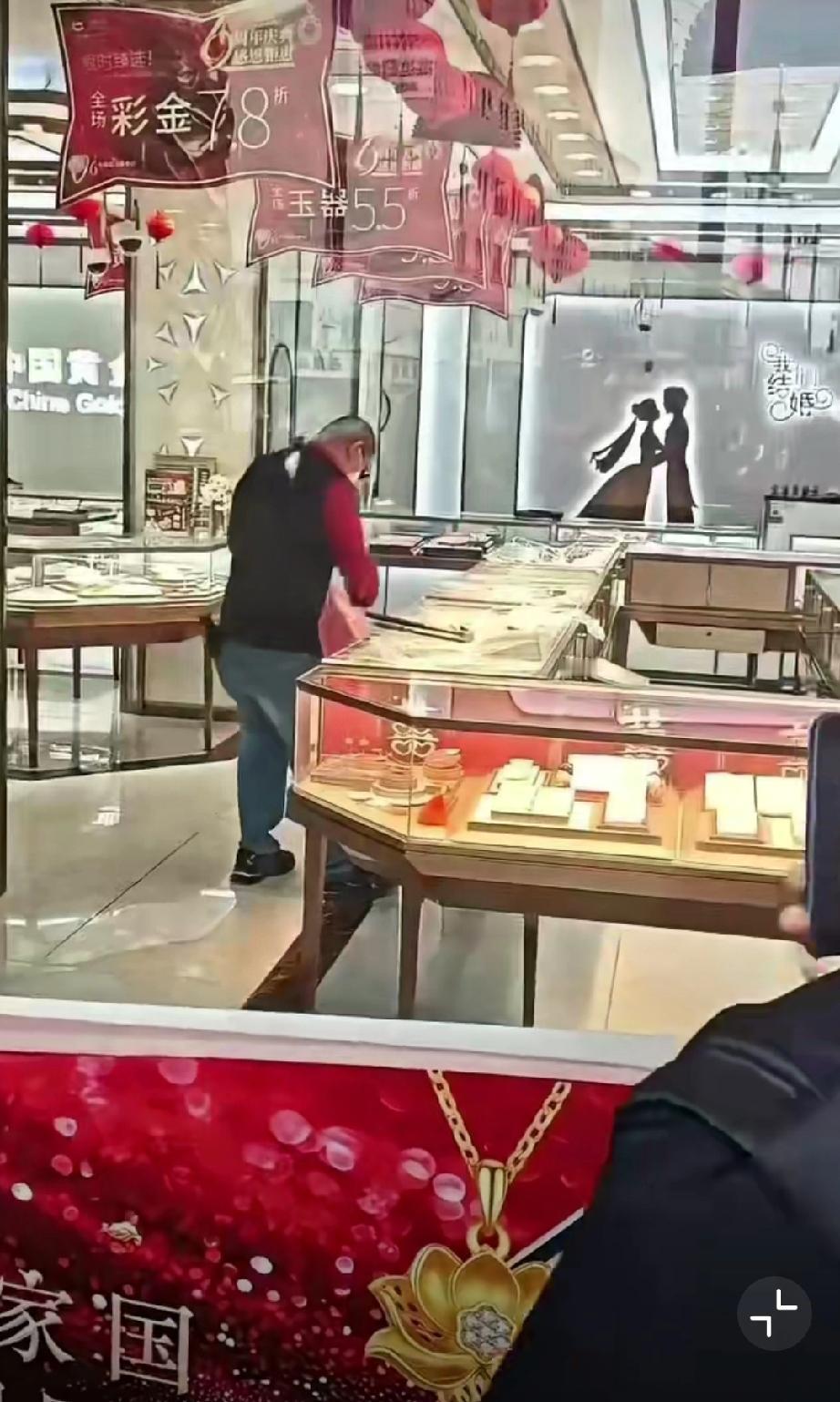 10月26日，上海，一男子手持锤子抢劫金店，嫌疑人当场被控制，被警方带走已被刑事