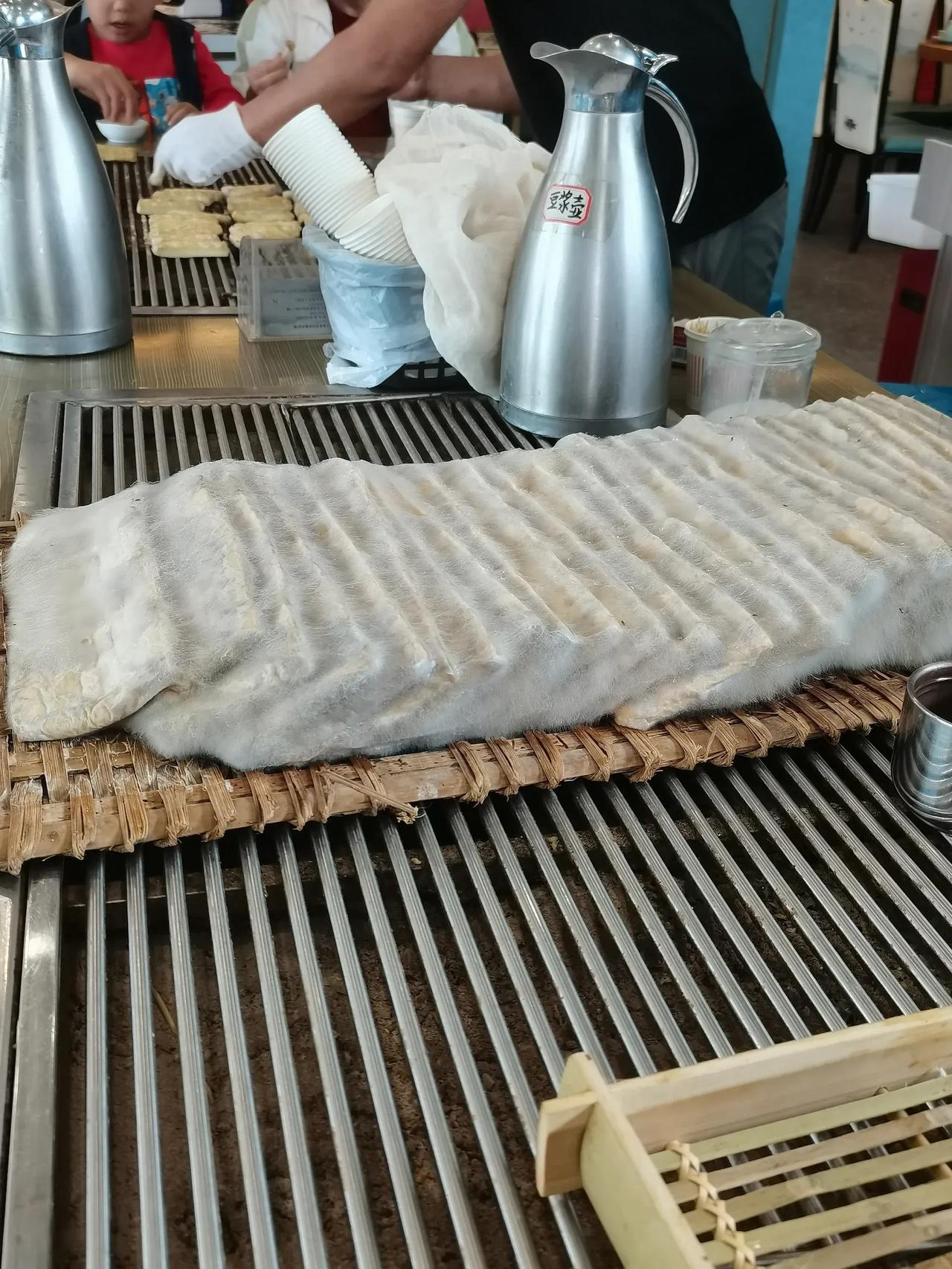 不懂就问，为什么豆腐要放坏了，放臭了，放长毛了才吃呢？
古时的人是怎么发现这个东