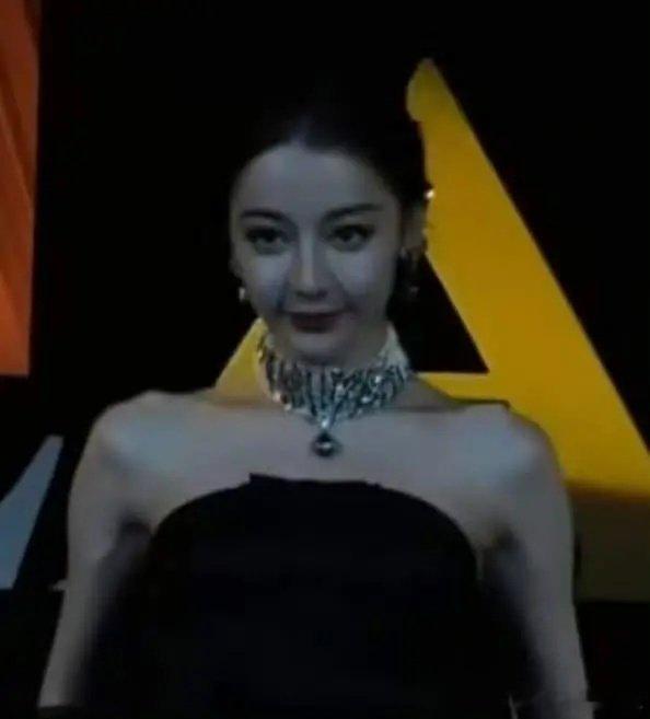 迪丽热巴这妆谁给她画的啊 直接老了十岁 ​​​