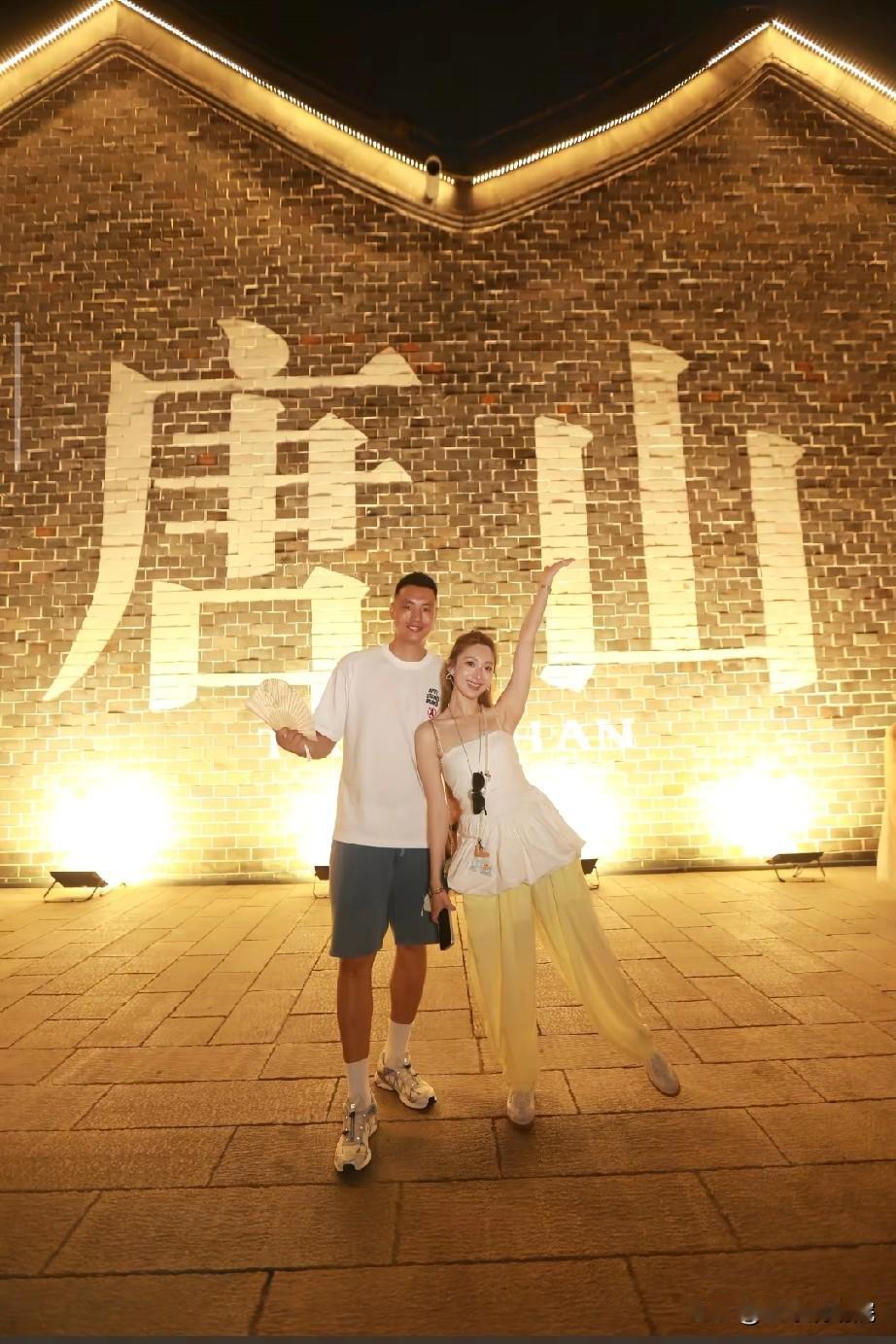 年龄越大，越能体会出这样的画面是何其幸福！

翟晓川休赛期和孩子妻子到处游玩的画