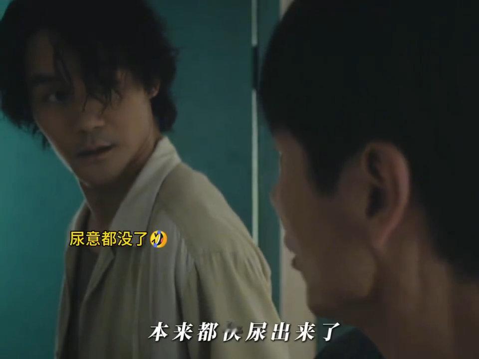 王凯上厕所都在汇报 王凯新角色好臭屁马憩人设又添笑点。工作汇报不分地点，一本正经