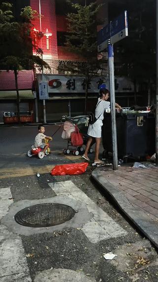 一位年轻的妈妈深夜竟然带着孩子一起在街头翻垃圾桶？
看到这一幕真是让人觉得很心酸