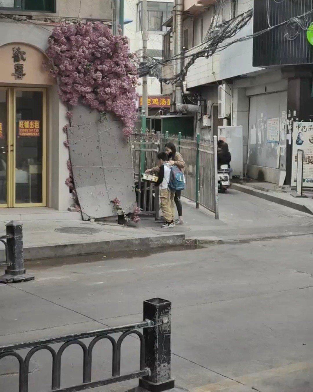 隔壁店家把“欢喜”两个字拆了。 ​​​