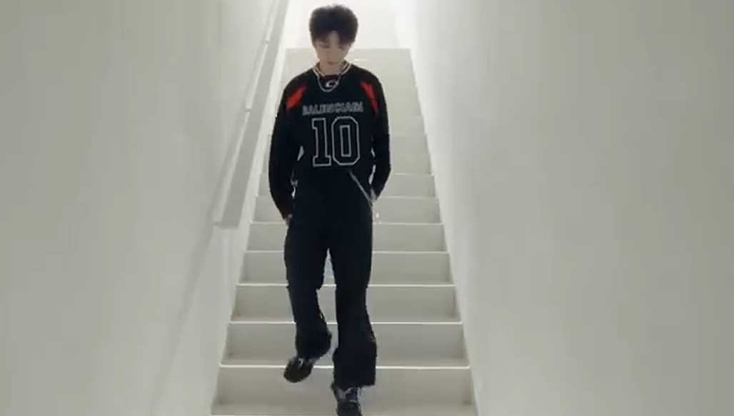 王俊凯发了31个问号  一串问号，一份悬念31 个符号暗藏专辑密码《J》极简宣发
