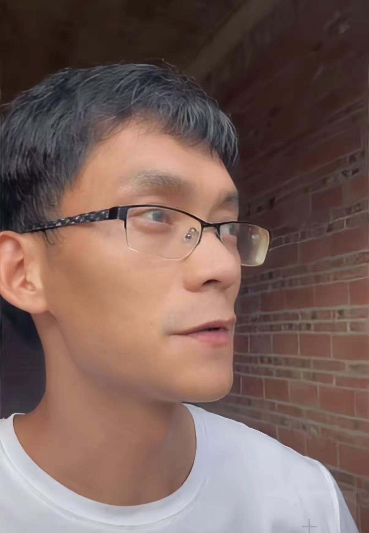 唐尚珺一看就是不是那种压力大的人，1989年出生的人，如今直播，竟然一根白头发也