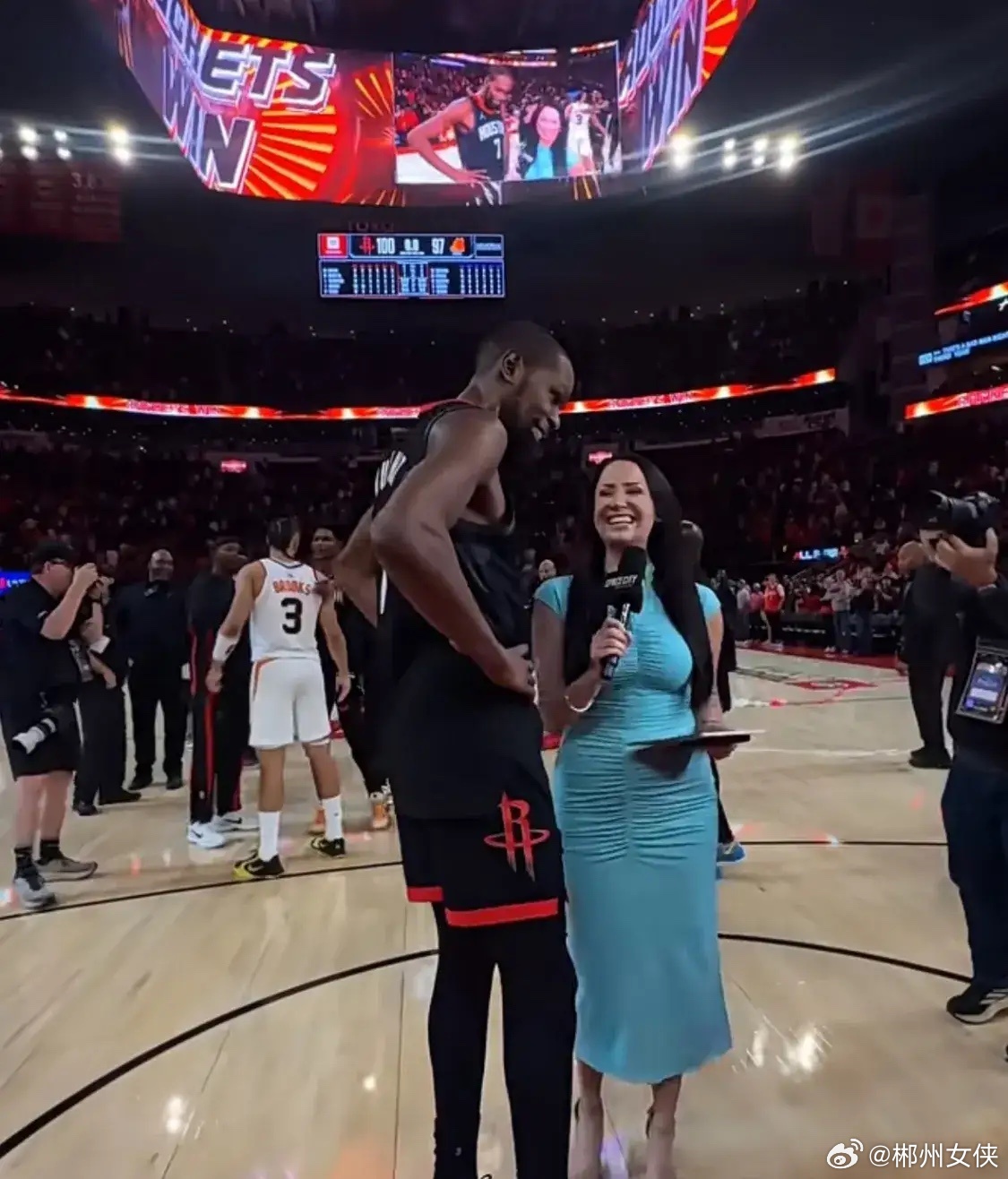 杜兰特绝杀太阳后采访走红，女主播身材火辣抢镜，体育赛事的流量偏见火箭主场的赛场中