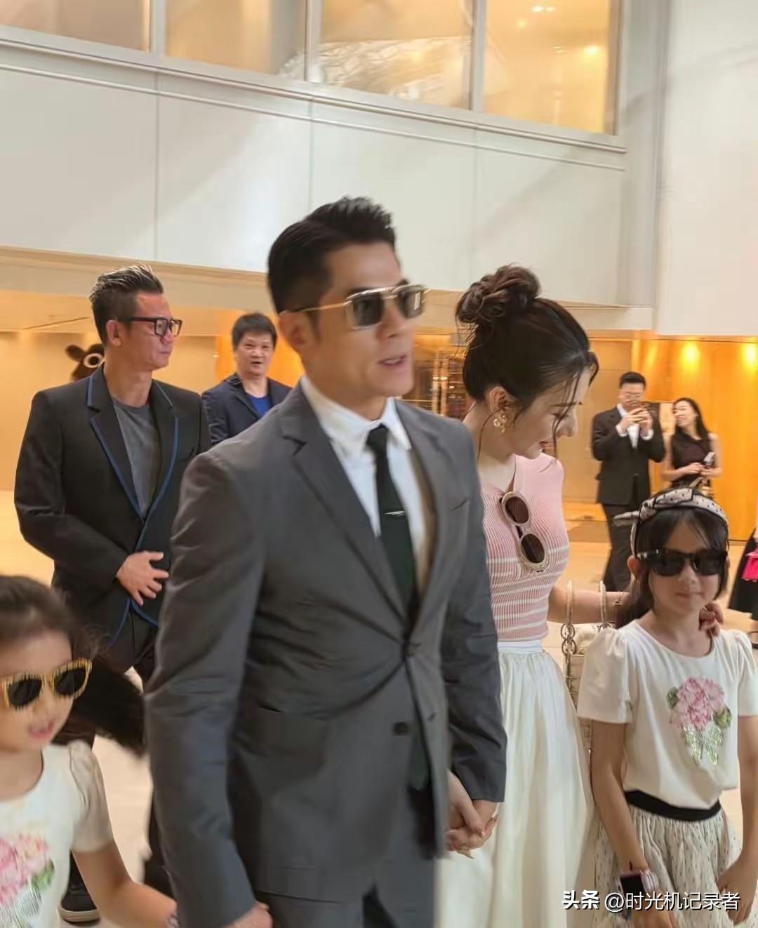 方媛生完三胎女儿后怎么变得不自信了，感觉面部表情真的很累的感觉。
还好郭富城走到