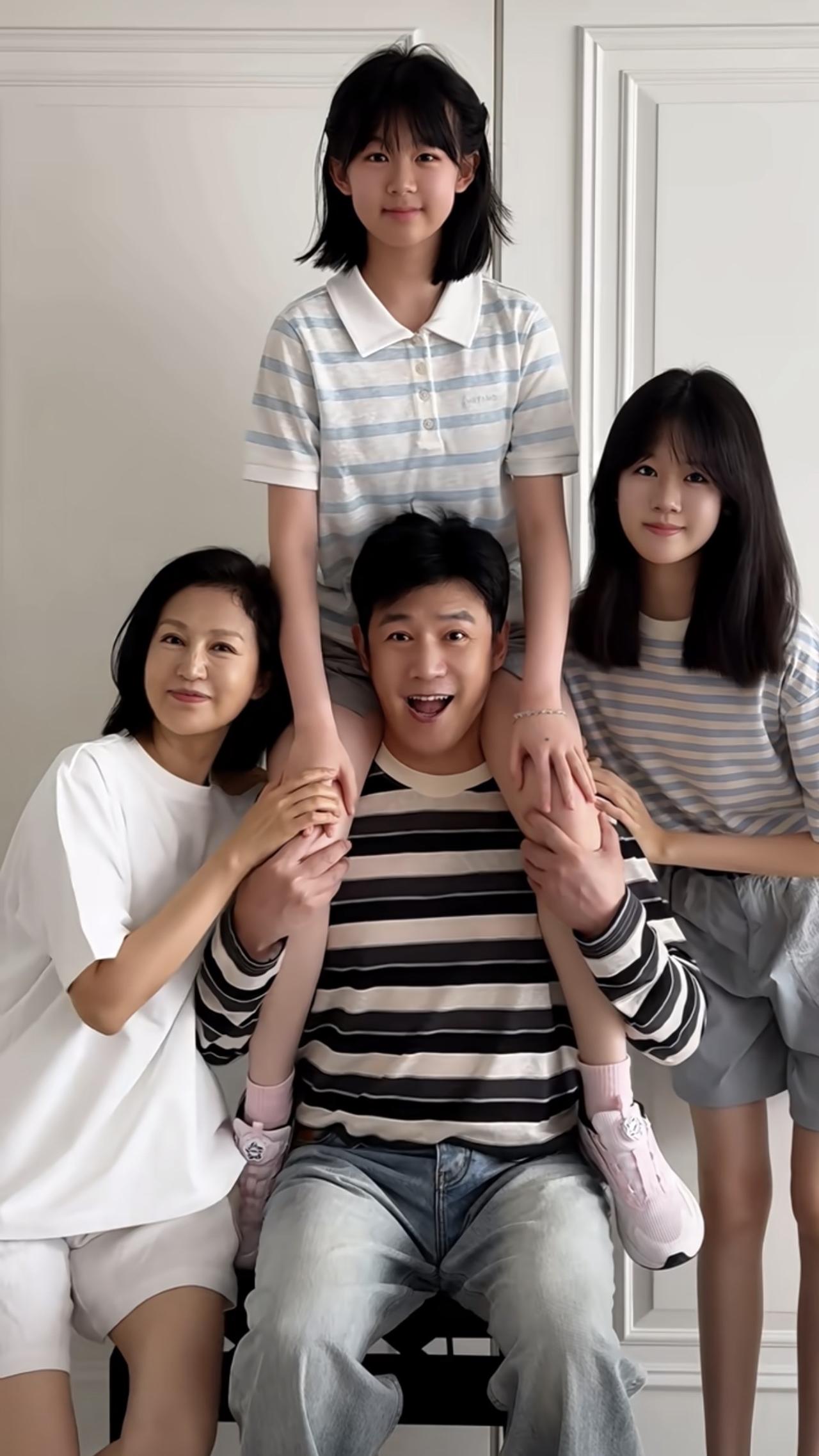 6月21日，陆毅与鲍蕾同晒一家四口，夫妻俩把俩女儿养得很好啊！

还记得贝儿小时