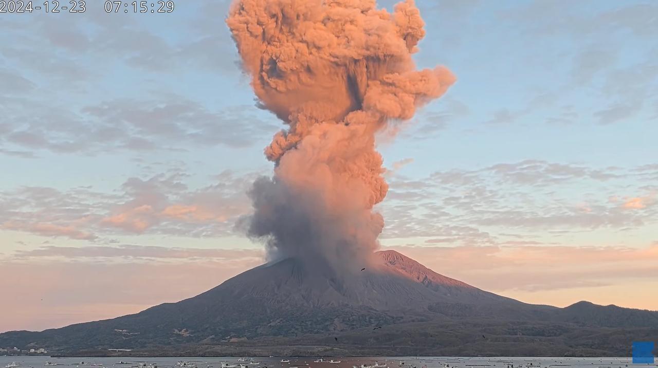 日本火山喷发！

据日本气象厅消息：当地时间今日上午7时29分左右，樱岛南岳山顶