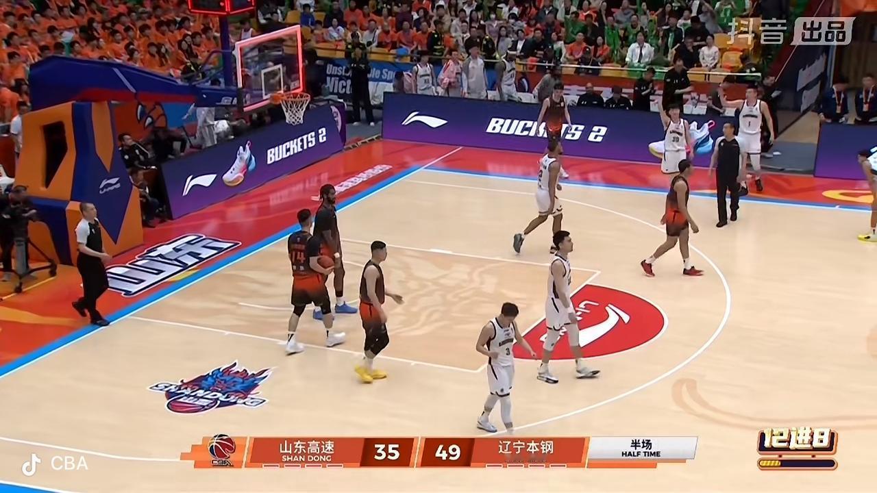 辽宁本钢男篮上半场比赛结束后还是领先

        山辽大战的第一节比赛结束