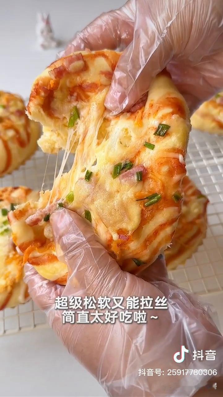 肉松培根芝士包。
咸口面包的天花板就是它，咸香的肉松和培根再搭配满满的芝士，一口