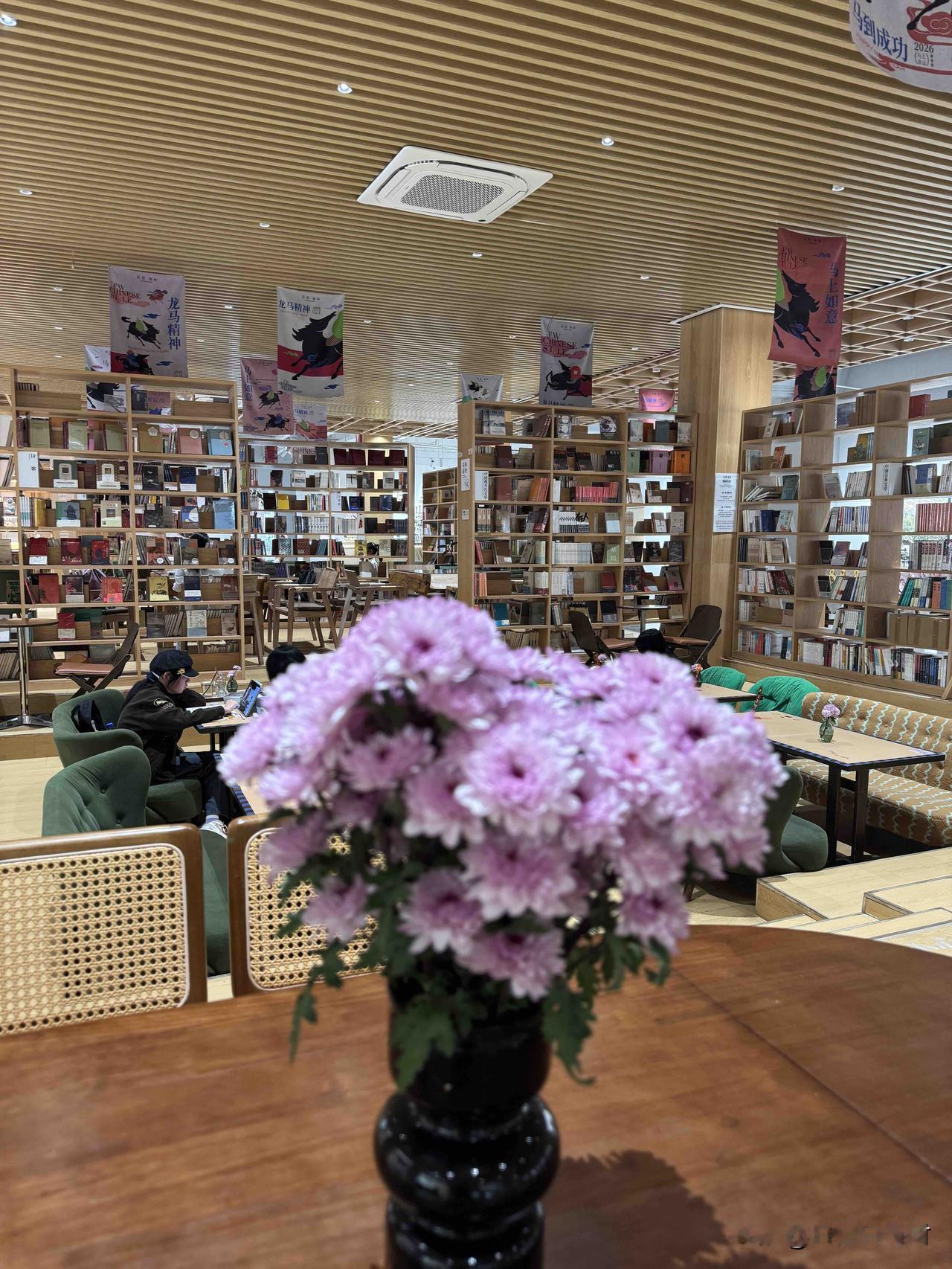 曾仕强教授说：

“一个人不会同时拥有父母运，夫妻运还有儿女运!

如果他有个好