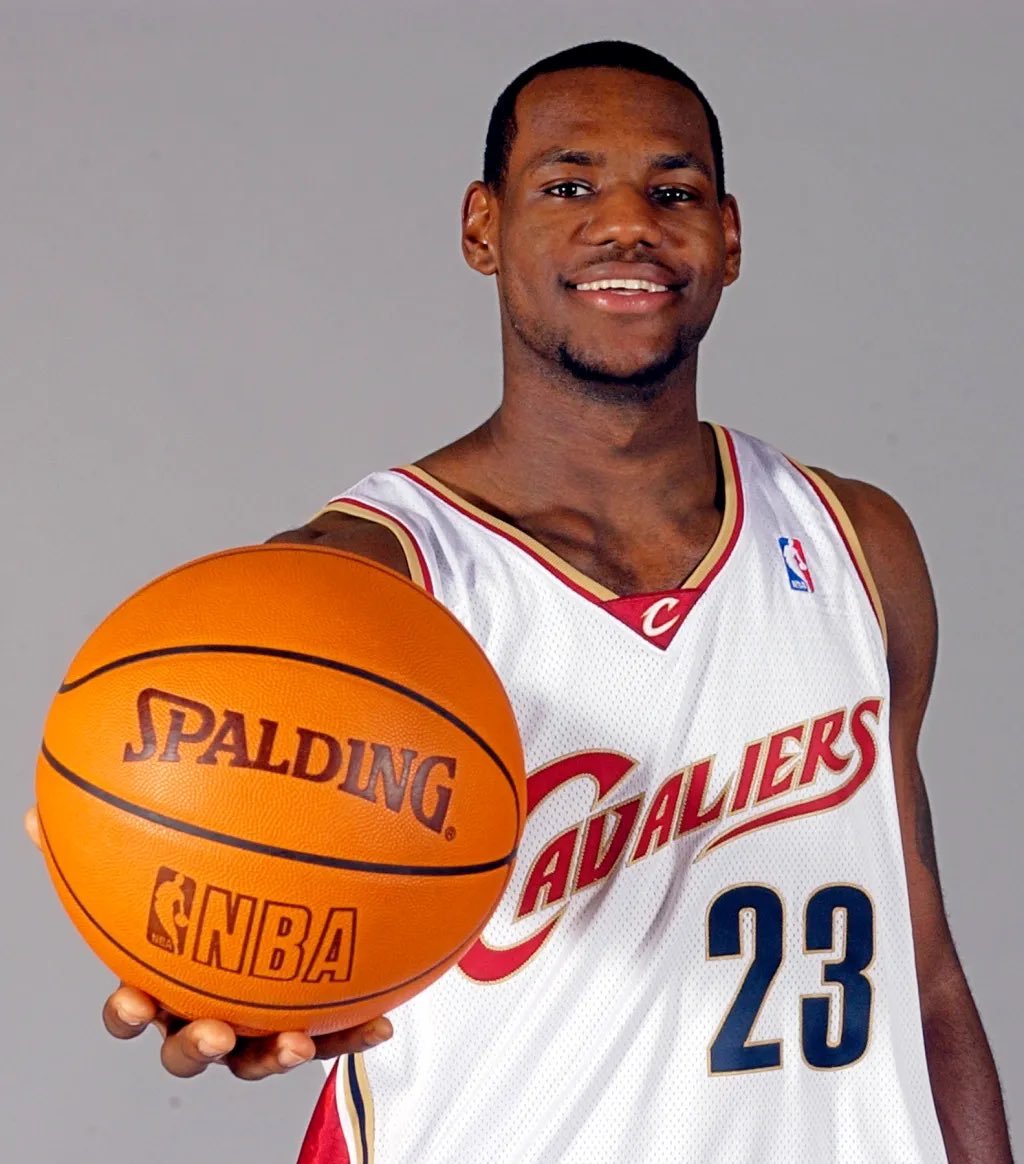 历史上唯二生涯突破25000分+10000助攻的球员。