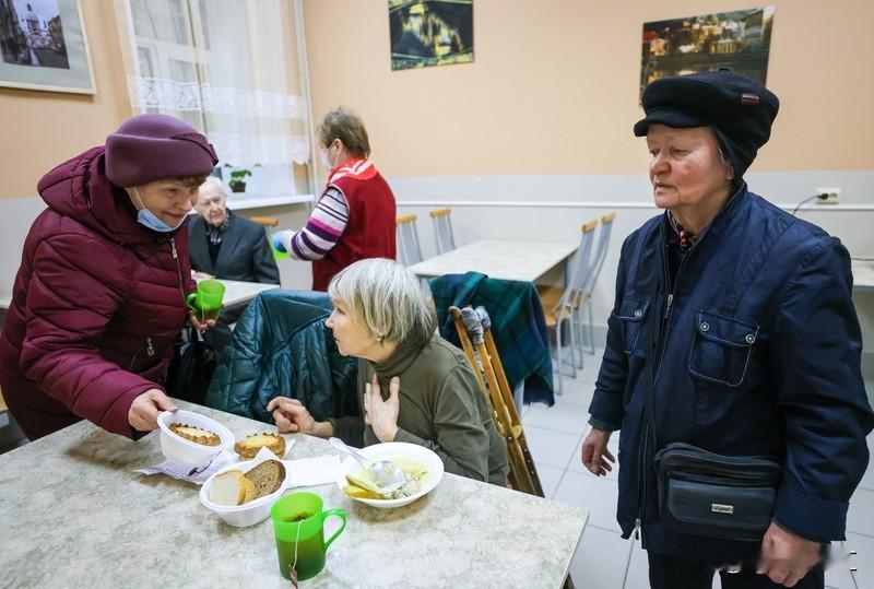 穷人不喜欢和富人交往，原因还挺多。首先是圈子不同，富人有自己的社交圈，像高端聚会