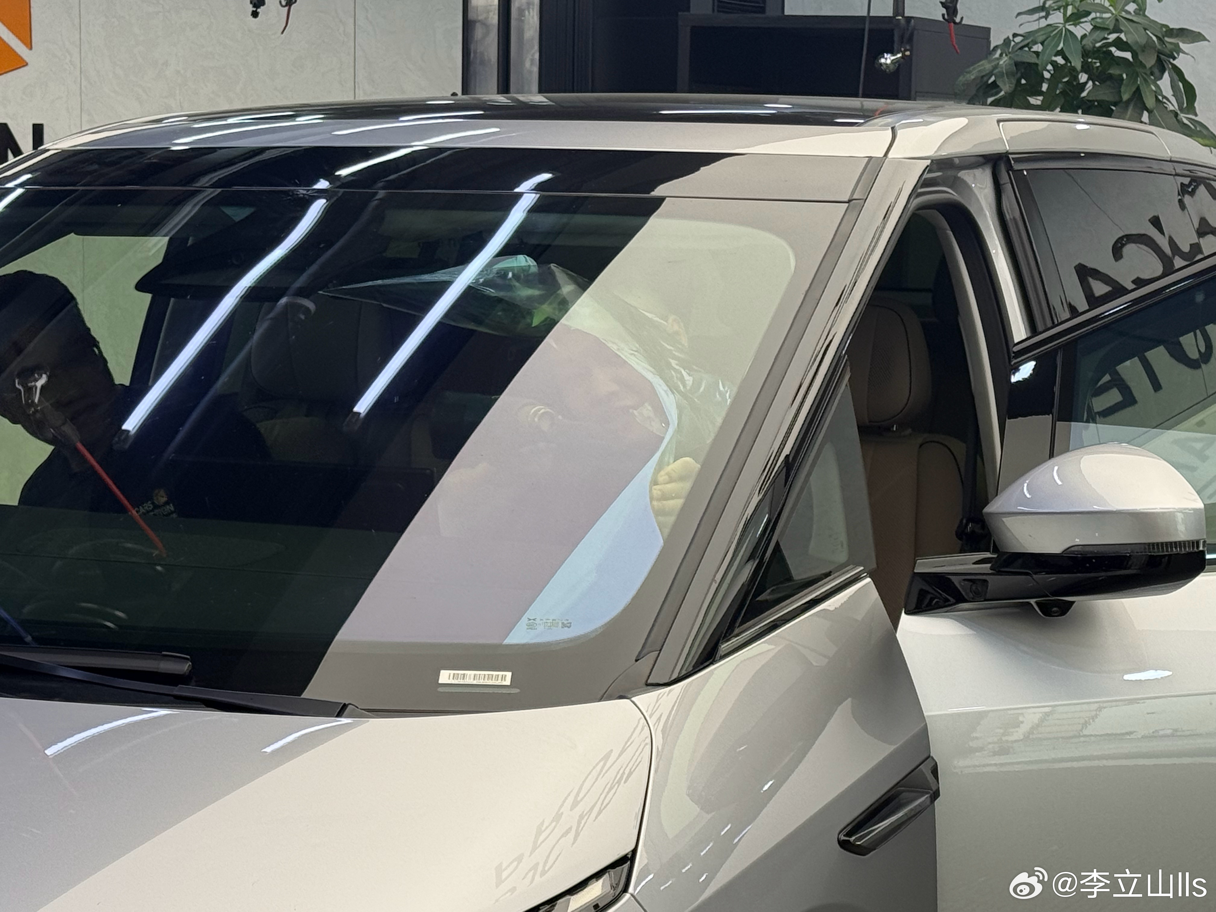 心痛，为了粤车南下验车，玻璃透光率要过70%的要求。局住要回来撕走窗膜！ 