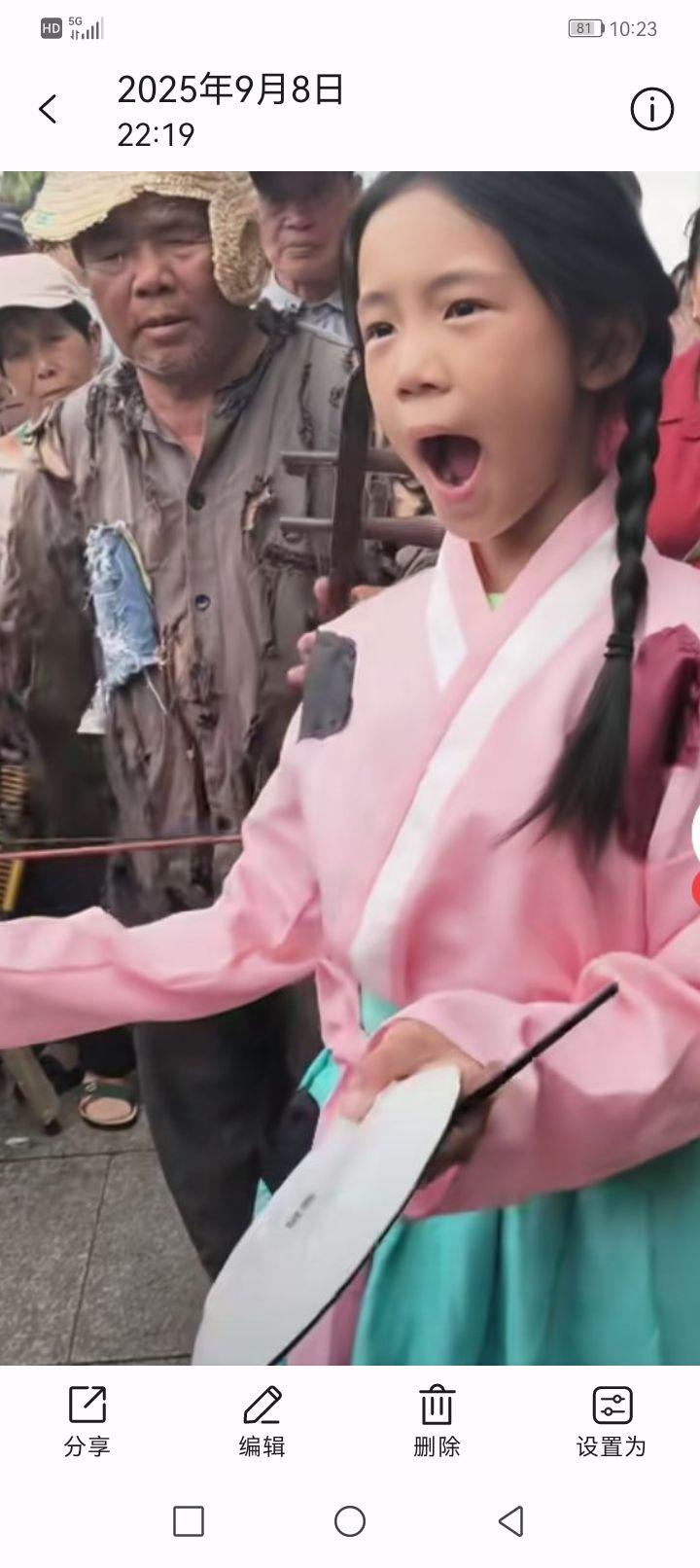 大街上再现爷孙俩卖唱：“手拿碟儿敲起来”…这首歌是反映旧社会贫富差距的悲歌，是对