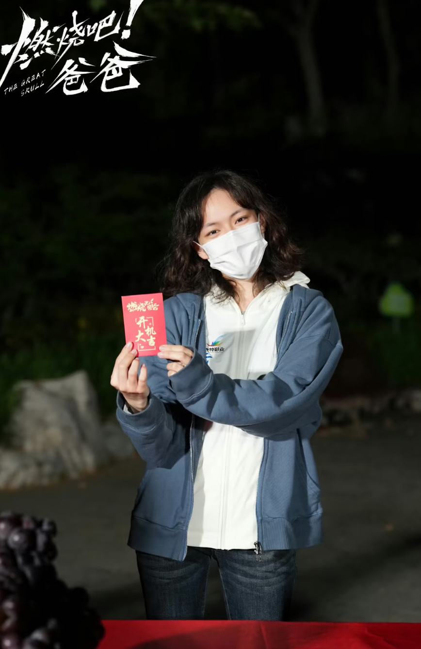 文淇听到自己被说有疏离感反应 听闻评价后满脸笑意，俏皮反驳之余耐心解读角色。清晰