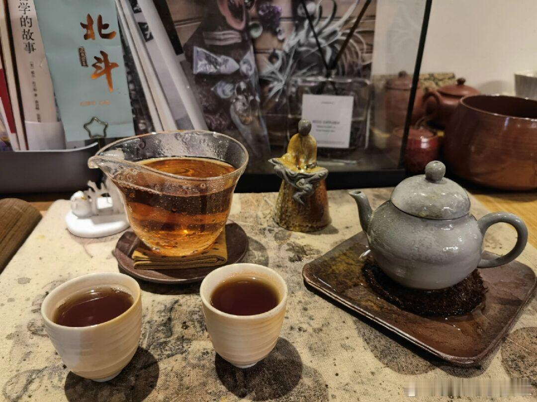 和老婆一起品茶聊天[心]金油趋势专家-唐生 ​​​