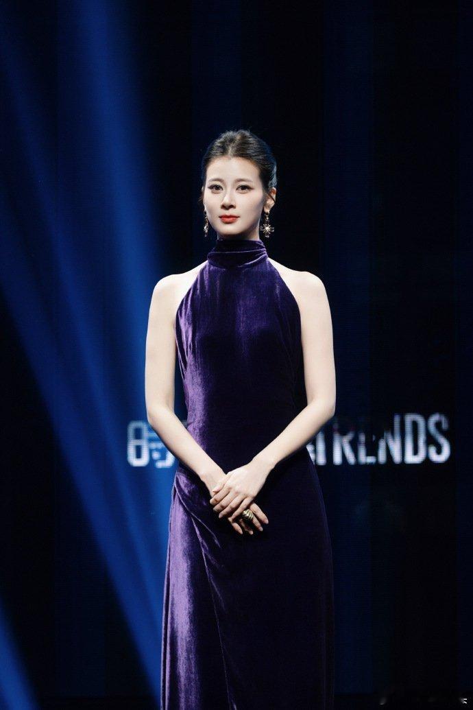 赵昭仪好有剧张力的造型赵昭仪星河机械姬赵昭仪的时尚之夜造型杀疯了！银色挂脖裙闪到