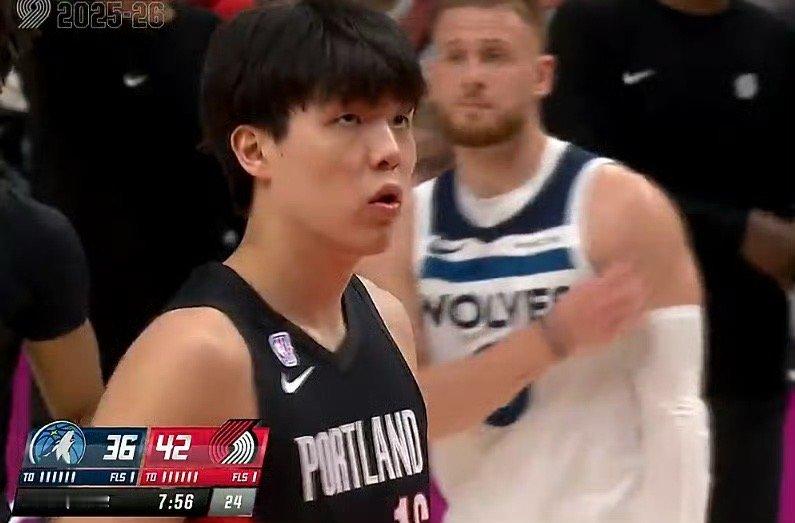 杨翰森靠罚球获得职业生涯首分！两罚全中，小杨站在罚球线的时候球迷欢呼声很高，很受