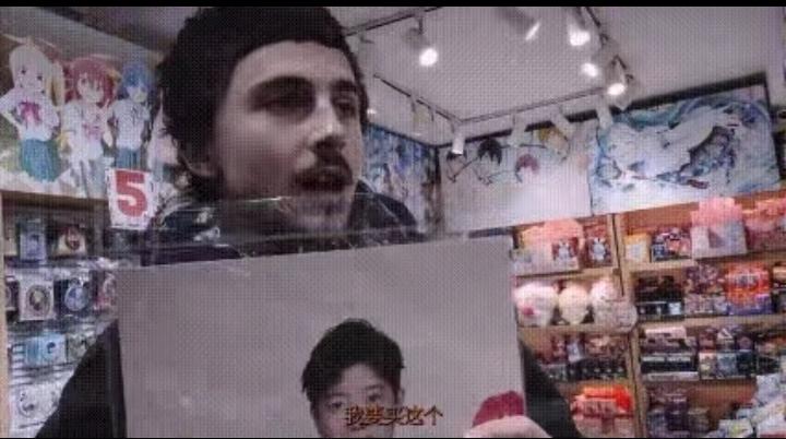 国际影星甜茶在北京南锣鼓巷，一眼看到孙颖莎海报，用中文果断买下，这场跨圈相遇惊艳