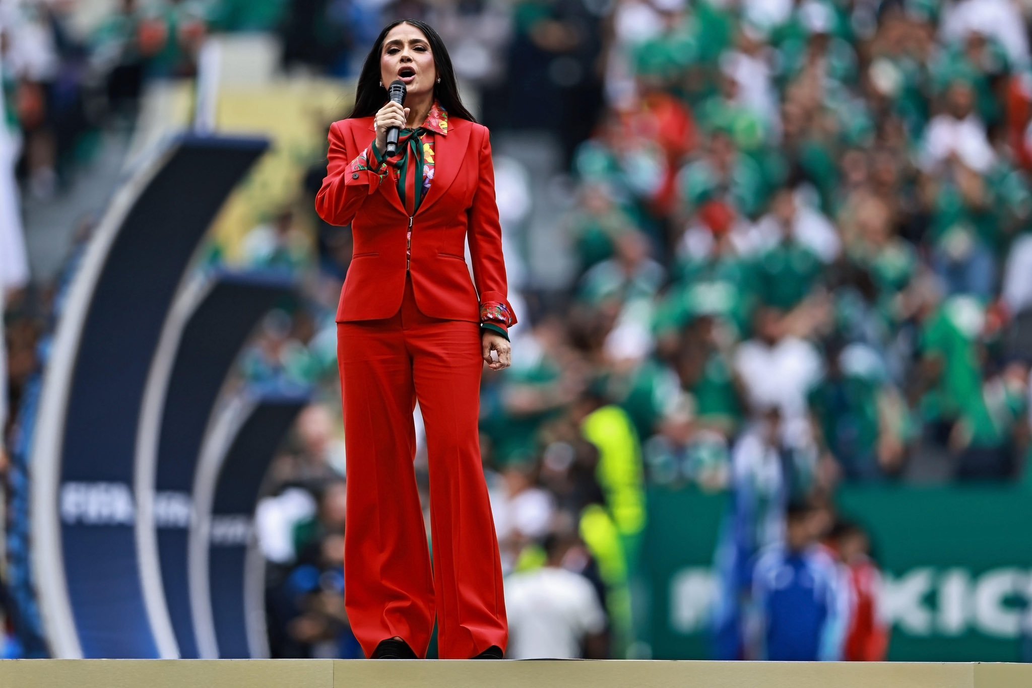 Salma Hayek 亮相世界杯开幕式，身穿Gucci 套装登场，登台发表演讲