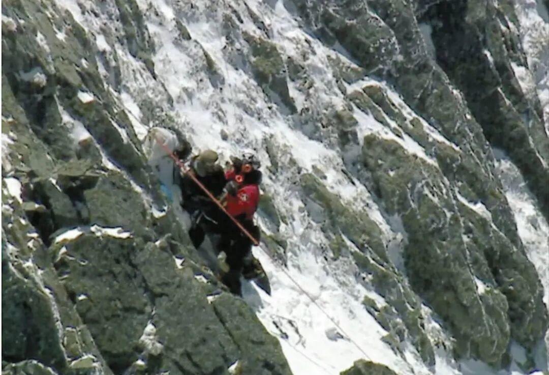 痛心！据媒体5月7日报道，5月3日两名中国游客前往日本岐阜县登山时突遭暴雨被困。